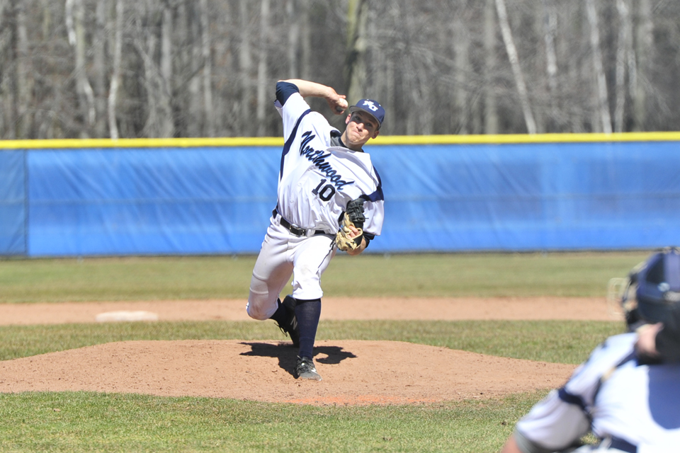 Baseball Splits Doubleheader At Wayne State