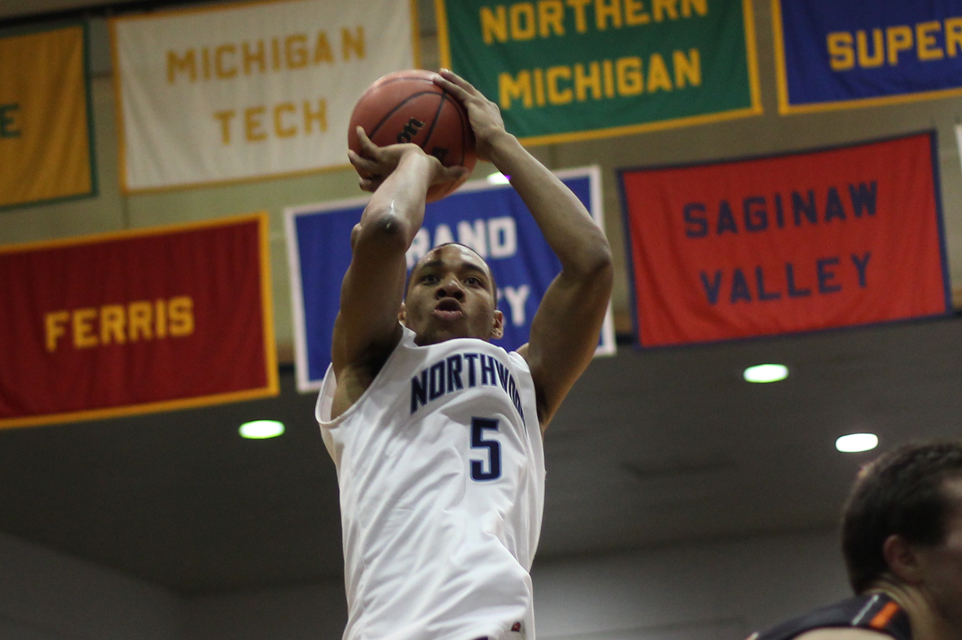 Men's Basketball Defeats Saginaw Valley 86-84