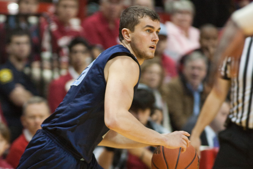 Men's Basketball Defeats Windsor 90-71
