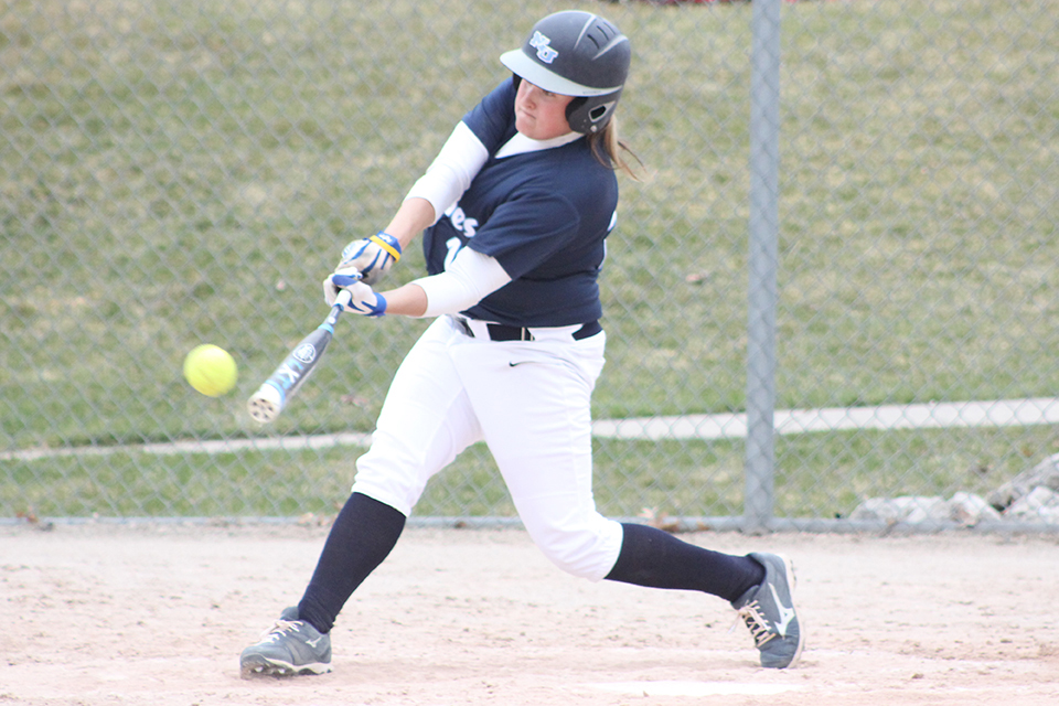 Softball Fall In Doubleheader At Wayne State